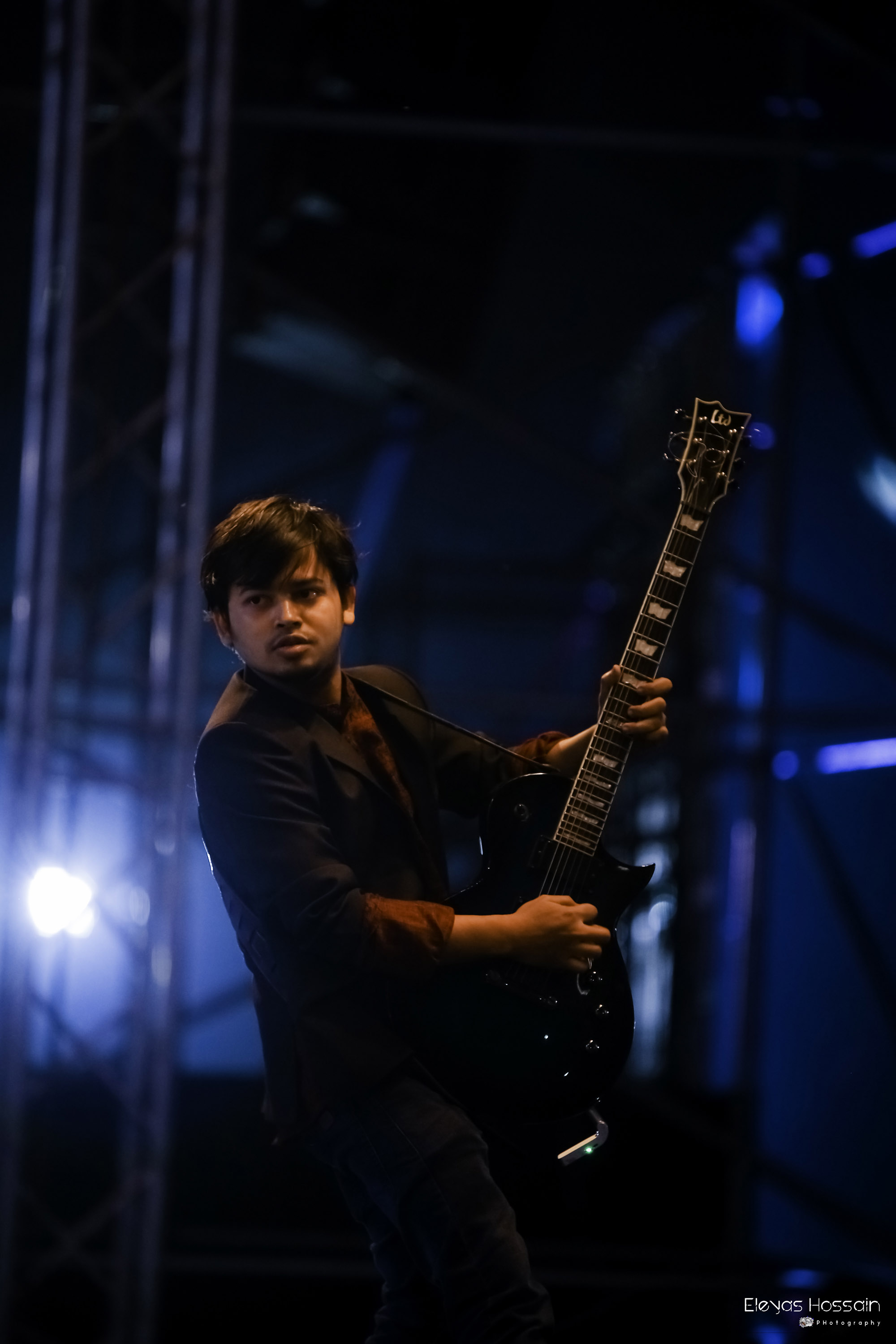 Samee on stage with crowd